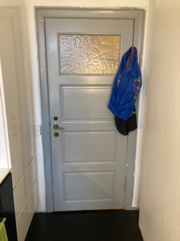 Slebet og malet 2 stk indvendige døre samt dørkarme. Skal males hvidt.