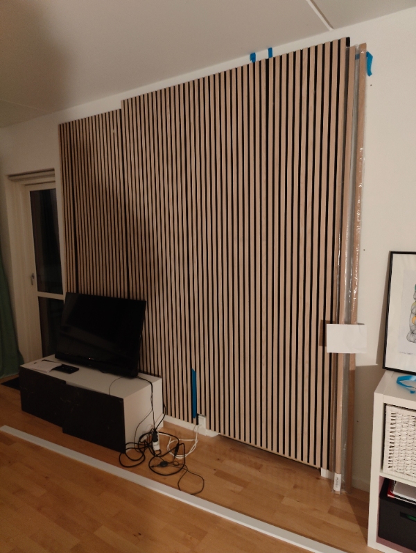 Akustik egetræs lameller på beton + møbel ophæng