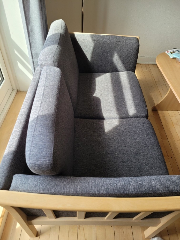 Afhentning af 2 sofaer fra 1.sal der skal smides ud.