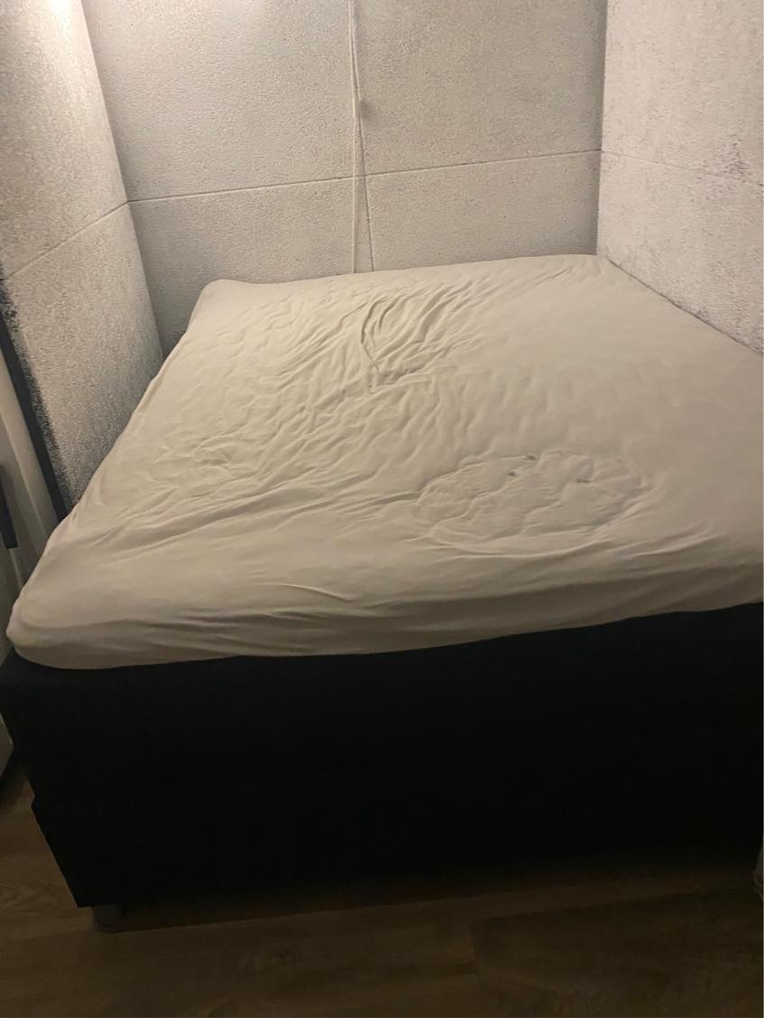 Nedtagning af plader i loft , flytning af seng til andet sted