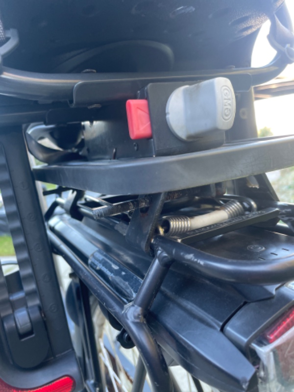 Babystol monteres på cyklen