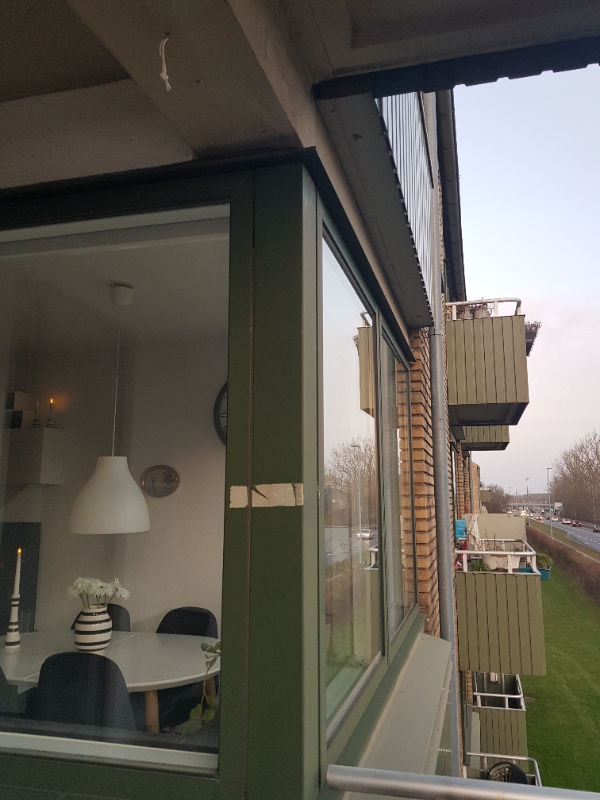 Sat kattenet op på altan . Beton og mursten.  Jeg bor kornvænget. I Ballerup, mod boulevarden