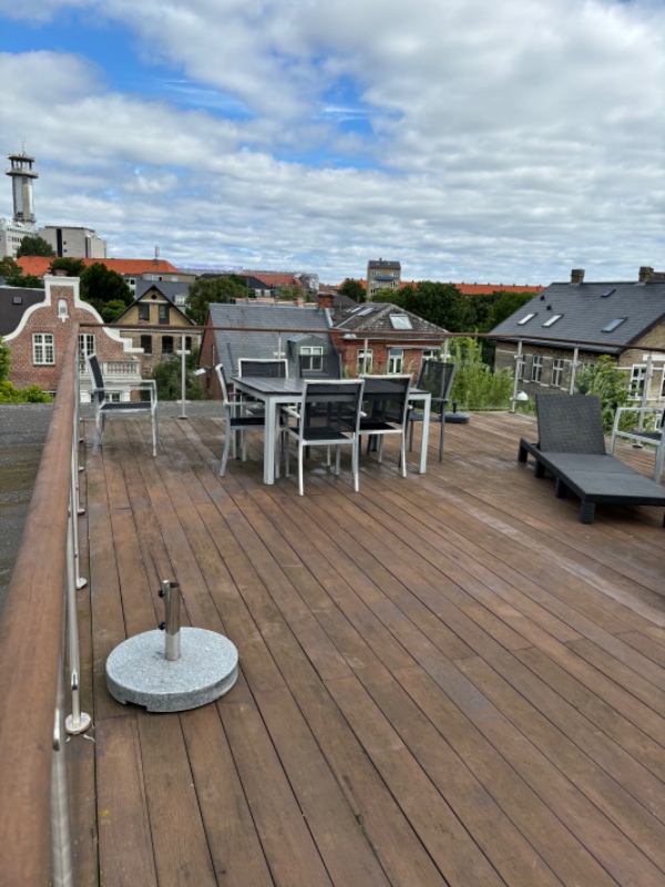 Udskiftning af gelænder og enkelte træstykker på tagterrasse