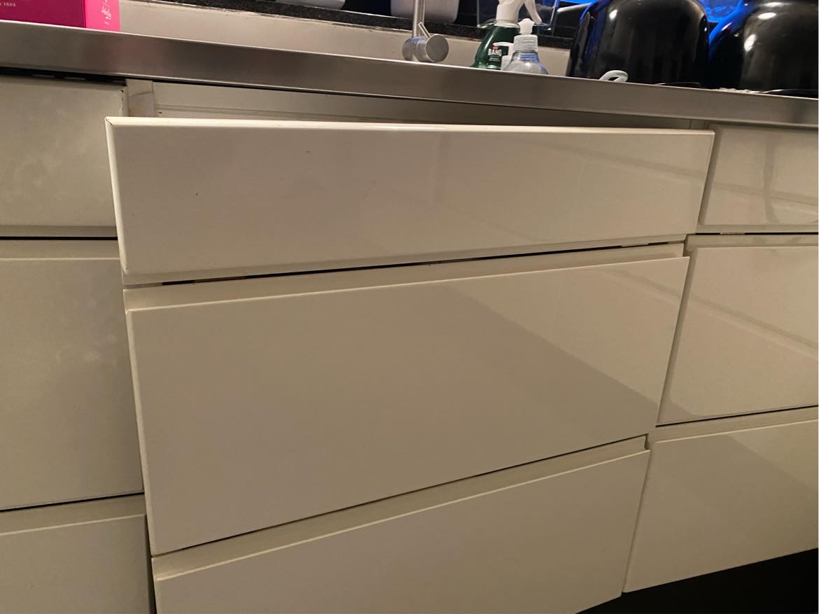 Køkkenlåge - defekt hængsel