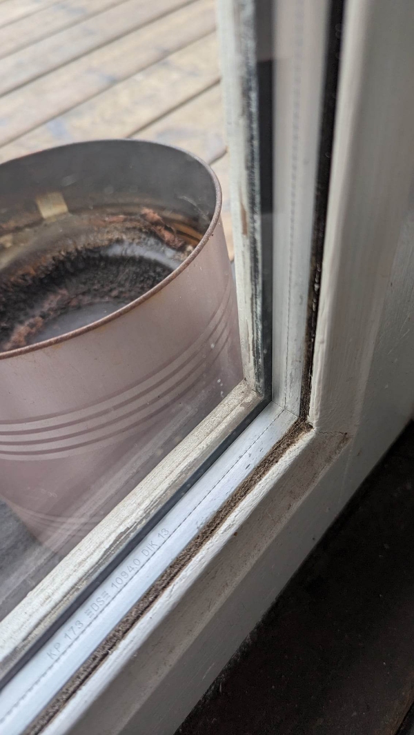 Chipaflæsende kattelem skal installeres i en rude i glasdøren