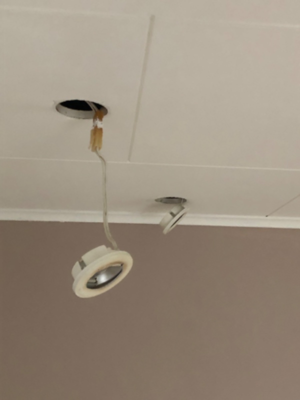 udskiftning af spots i entre samt kælderrum