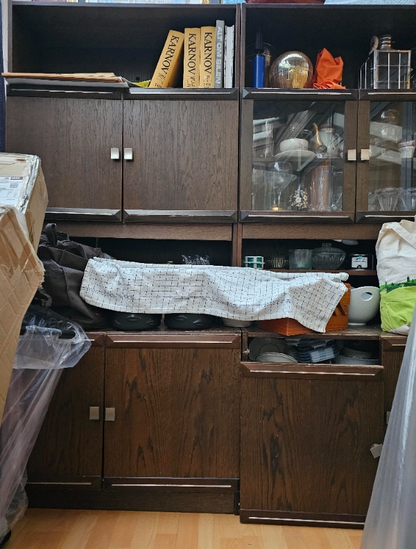 Smide 2 skabe på genbrugspladsen