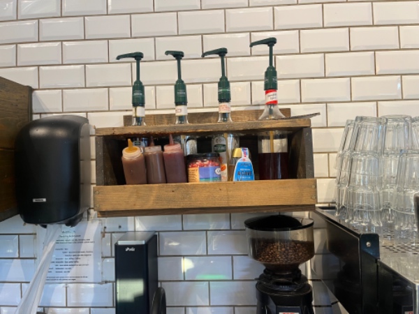 Skal ha flyttet 2 træ hylder og sæt op igen .