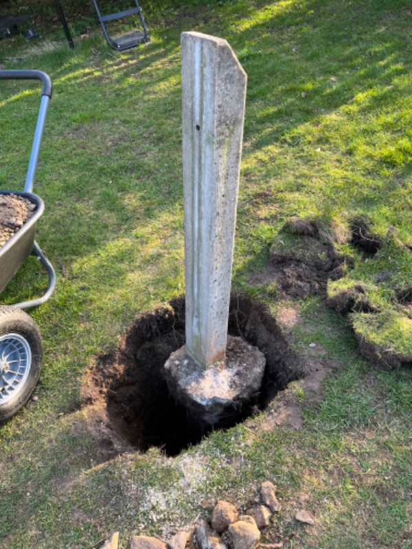 Fjerne flagstangssokkel og bortkøre den.