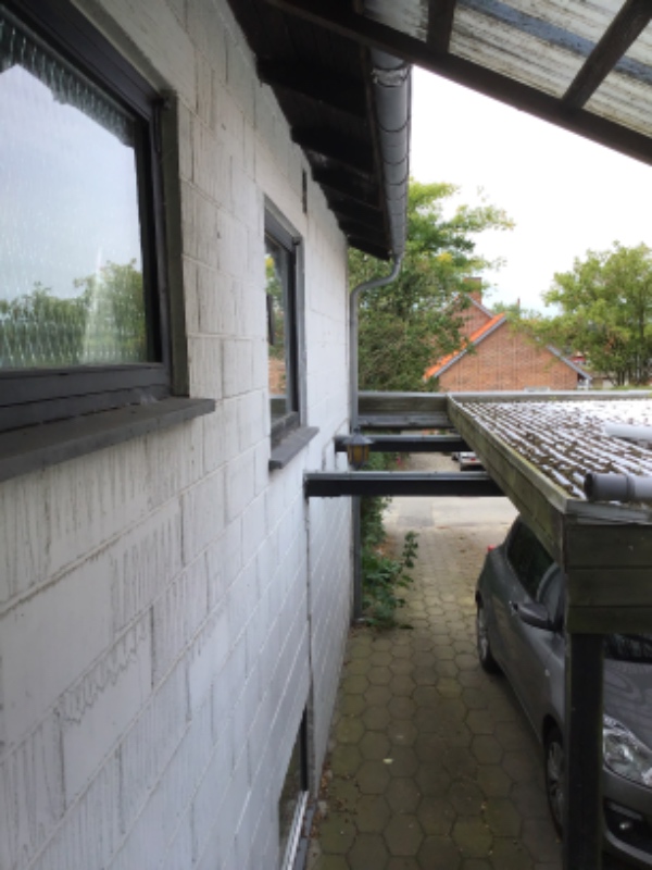 Rensning af et par meter tagrende, der sidder højt + måske tætning med tjæretape