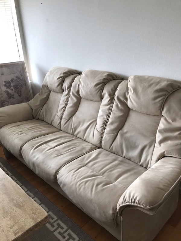 Afhentet en trepersoners sofa til genbrugsstation.
