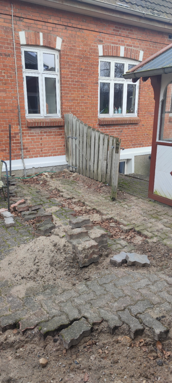 Reetablering af belægningssten i gård