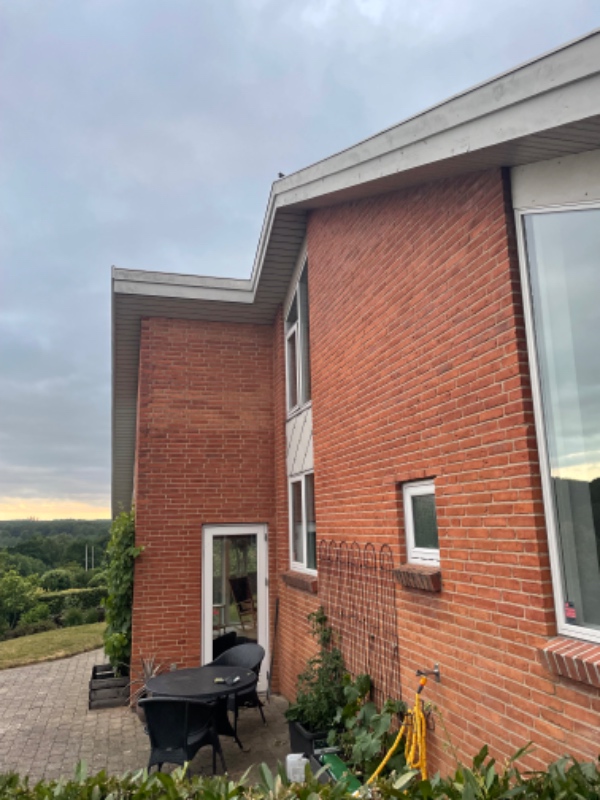 Maling af udhæng rundt om hus og sternbrædder på 3 gavle. Højde til kip på den ene gavl er 6 m.