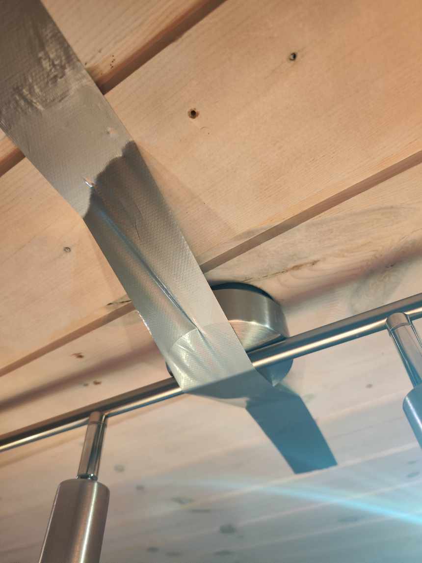 Hjælp til at sætte en loftlampe op på loftet