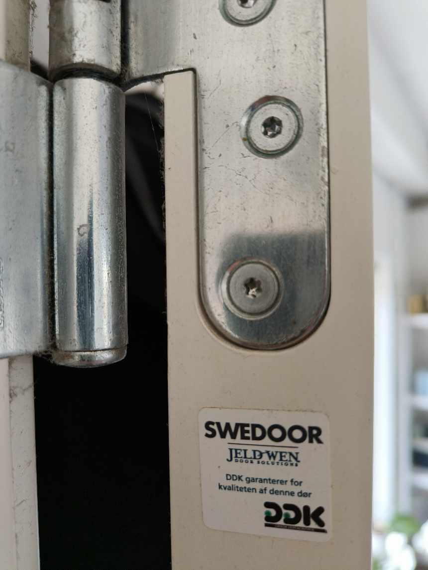 Udskiftning af indendørs dør og bortskaffelse af materiale