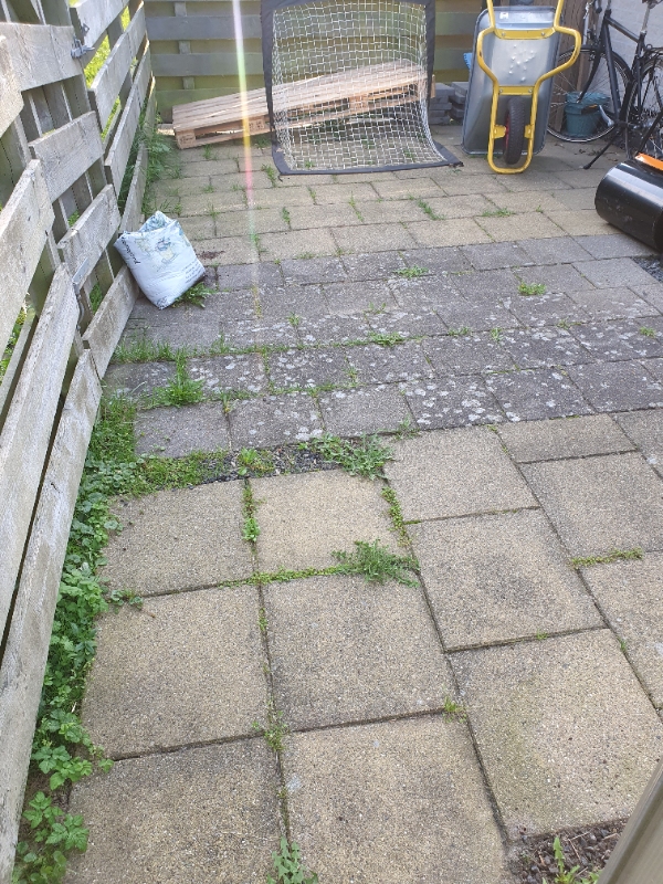 Luget ukrudtet fra bed foran huset, samt indkørsel (granitskaver) og langs hegnet, samt mellem alle fliser