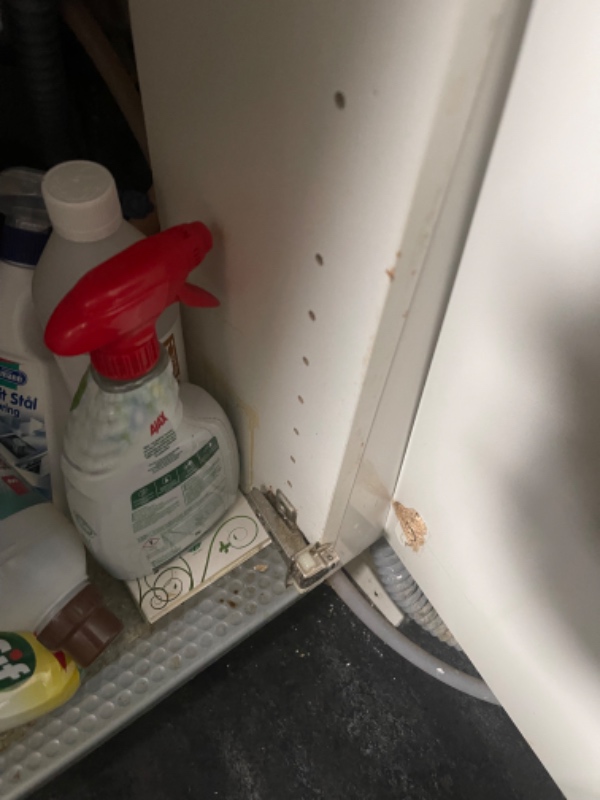 En køkkenlåge skal repareres/skiftes