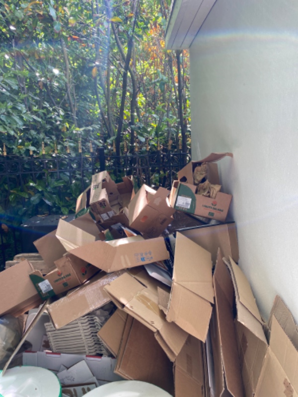 Hjælp til at afhente skrald fra en fest