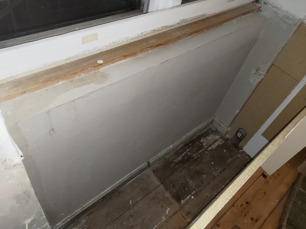 Afdækning af vandrør samt opsætning af hylder