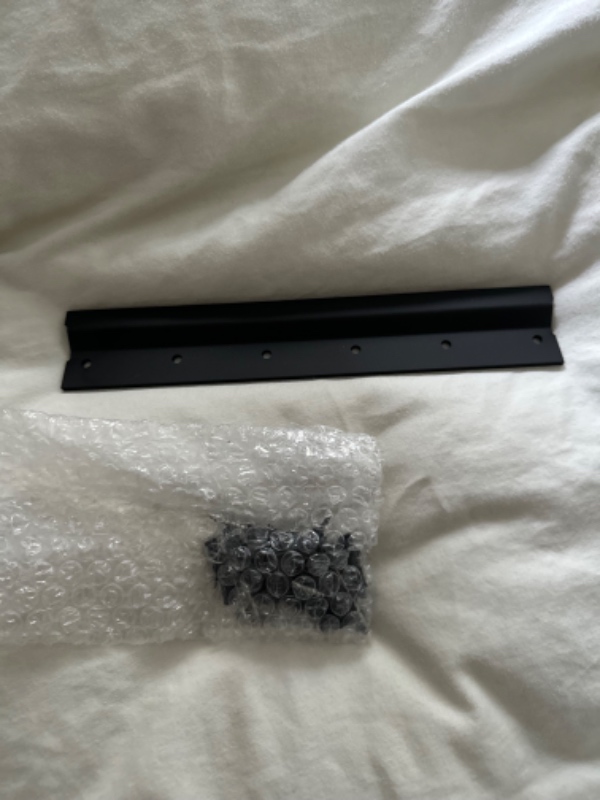 Hjælp til ophæng af to lamper, et spejl og et natbord.