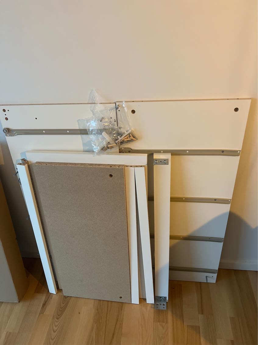 Montering af malm kommode som er delvist samlet
