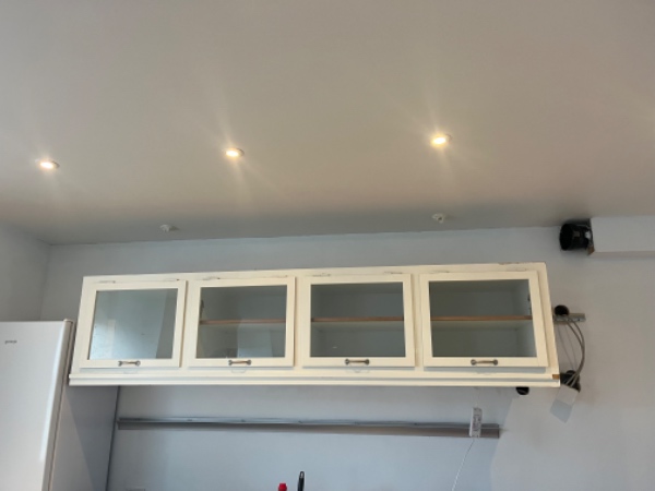 Båret tungt overskab ned