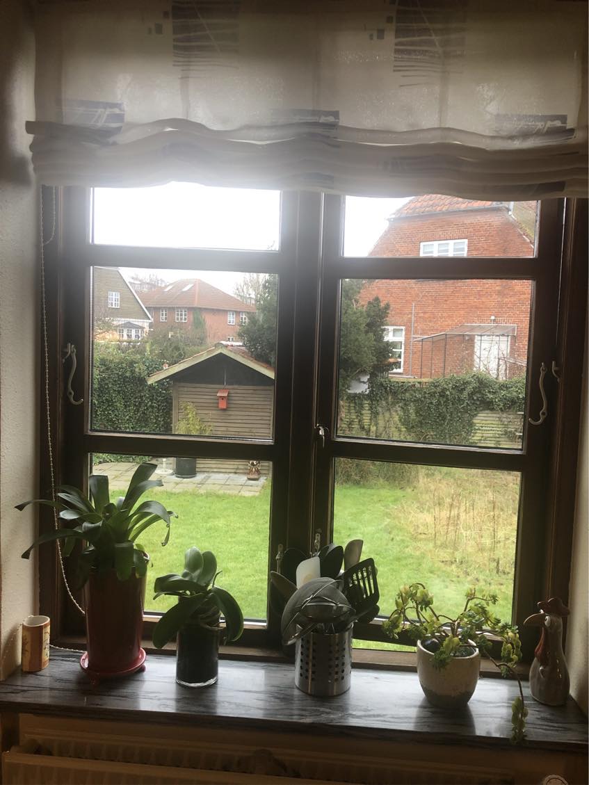 Demontering af gamle tætningslister og montering af nye tætningslister på vinduer og døre