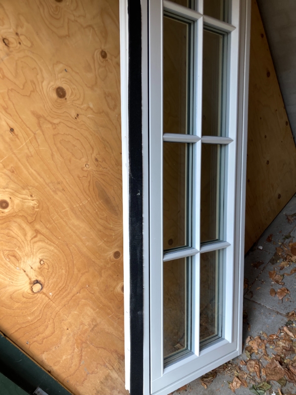 Kørsel af vinduesparti og metal gitter til genbrugsplads