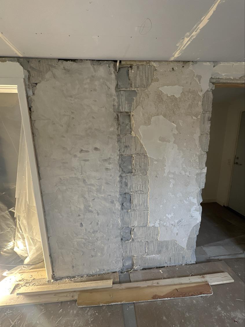 Pudsning af nogle vægge og lukke en hul med gasbeton