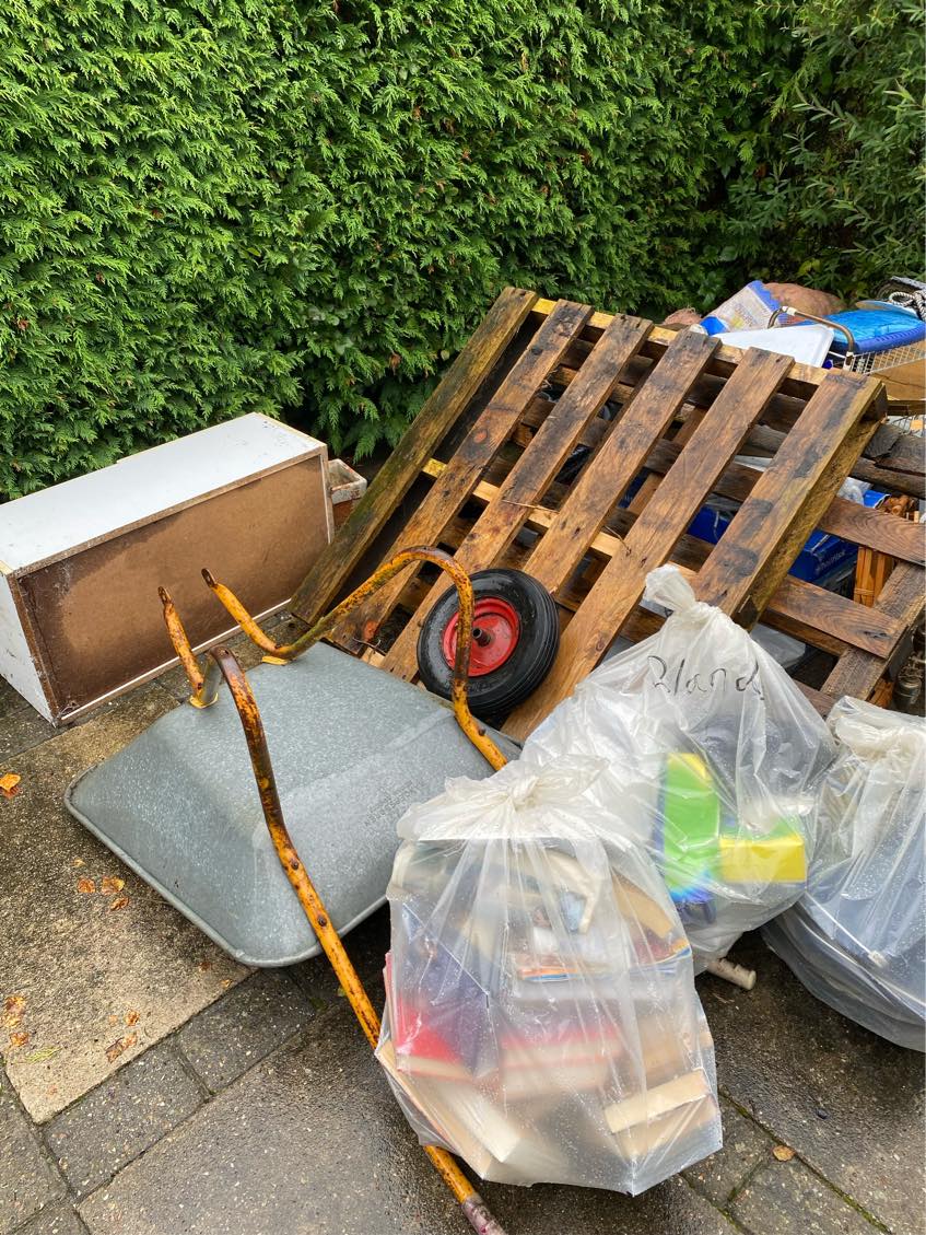 Affald (blandet) hentes og køres til genbrugplads