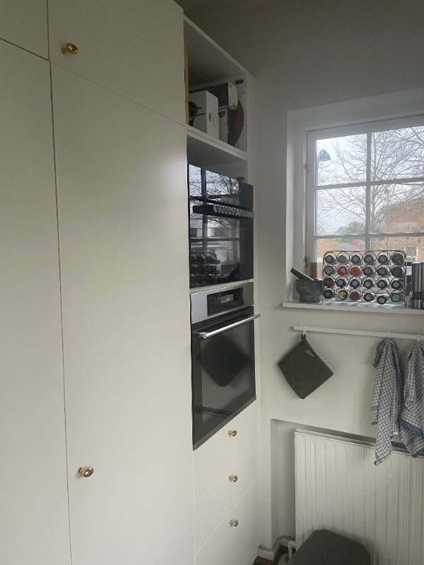 Sænket ovn placering med rigtigt hylder så der kan være to ovne i højskab. indsat nyt fodpanel.