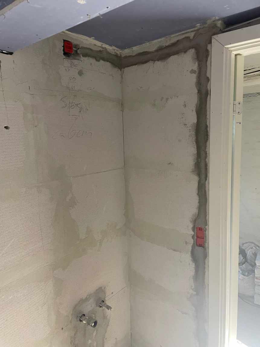 Spartling, væv og maling af væg på badeværelse