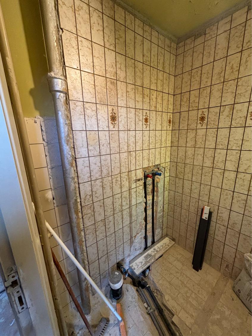 Opsætning af fliser på badeværelse