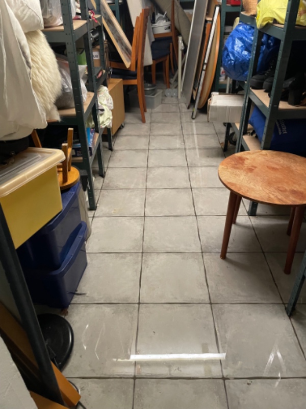 Rydde vand fra kælderrum