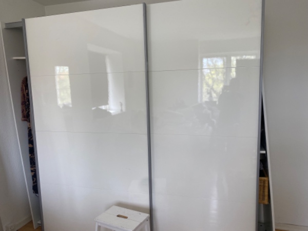 jeg har et klædeskab som er ved at falde fra hinanden. Bagbeklædningen er røget ud, så nu er siderne skæve og det ligner det er ved at brase sammen. (det er det dog ikke), Tænker der er en god handymand der kan klare den :-)