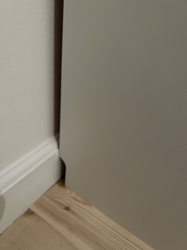 Billyskab fra Ikea skal sættes fast til væg. Der skal saves på bagsiden af skabskanten så det matche