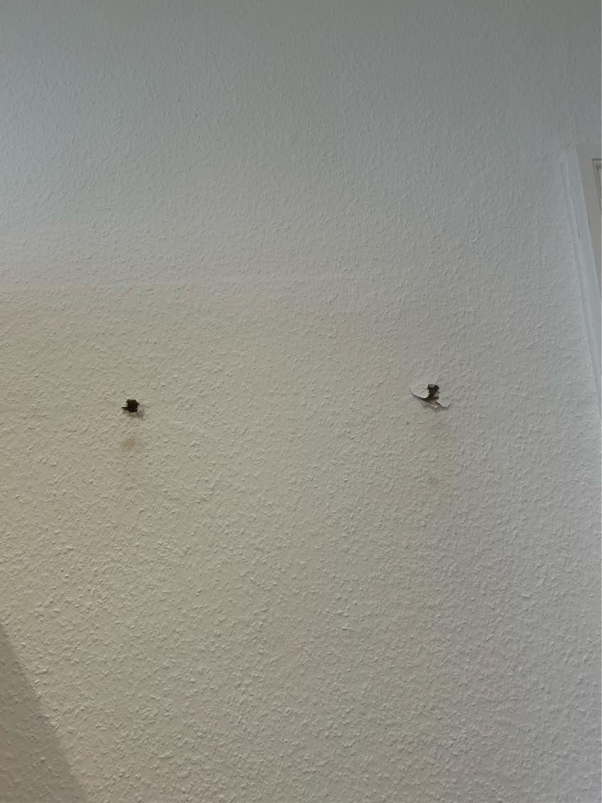 Hjælp til at hænge en knagerække op som er faldet ned