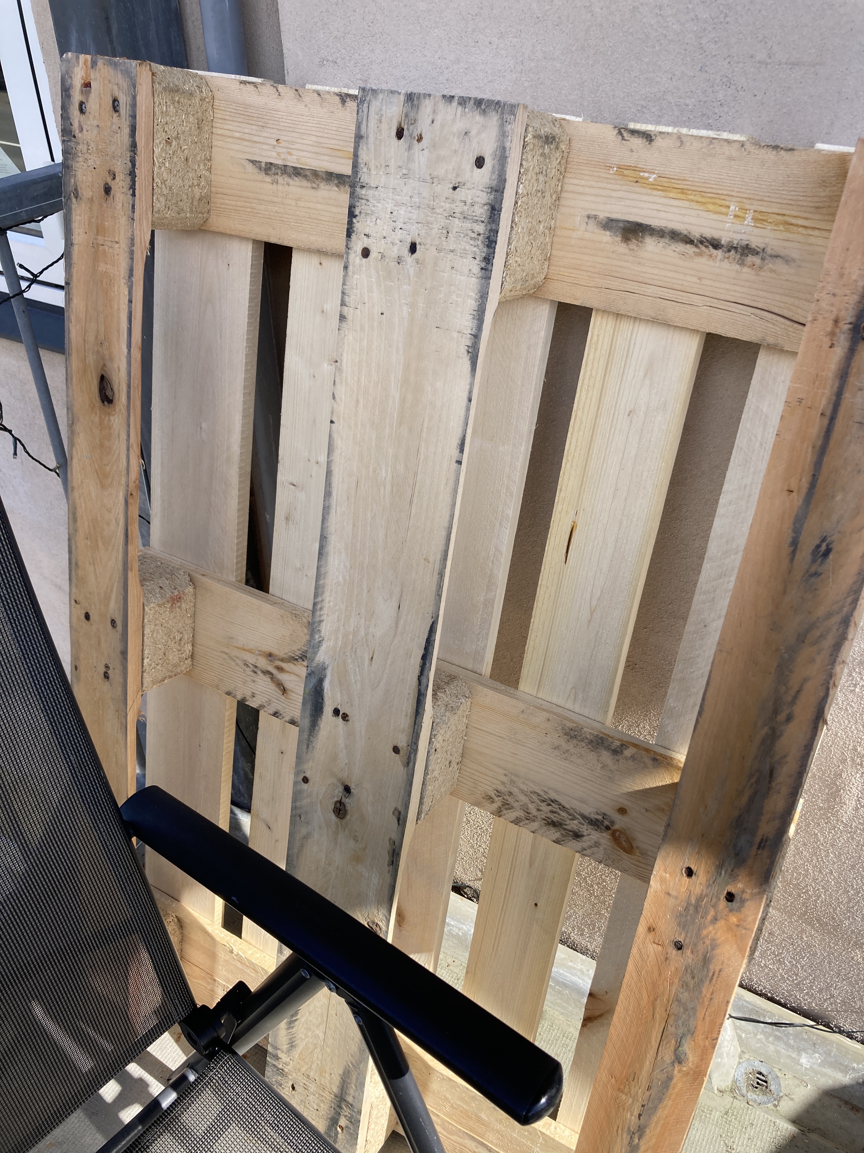 Lavet 3 huller i en plexiglas plade og skåret en palle til, både i længden og i bredden.