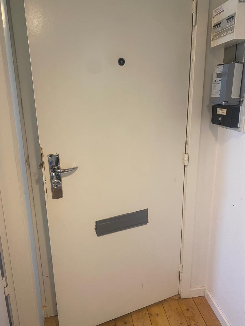 Hej jeg skal have skiftet min dør til lejligheden da den er flækket og kan ikke lukkes…Viceværten kan dsv først hjælpe med det på mandag så skal ha gjordt det helst idag eller imorgen.
