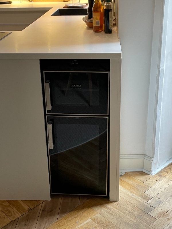 - Tilpasning af skab til nyt vinkøleskab plus en masse andet
