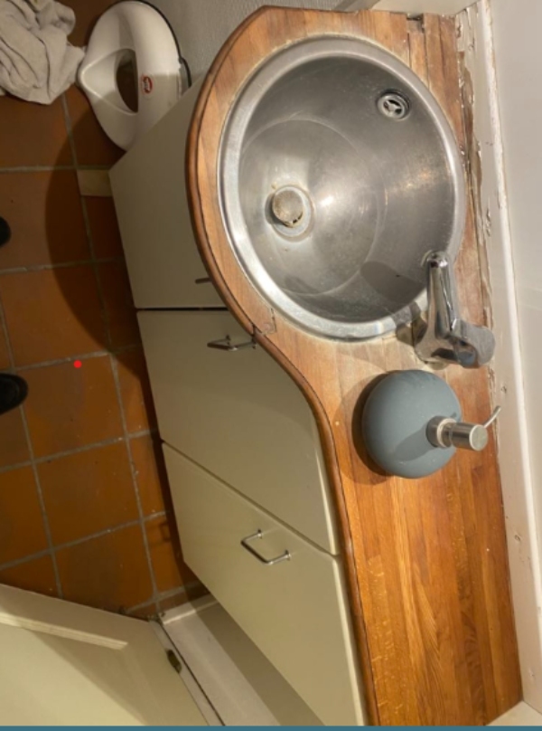 Udskiftning af gammel vask og underskab på lille toilet
