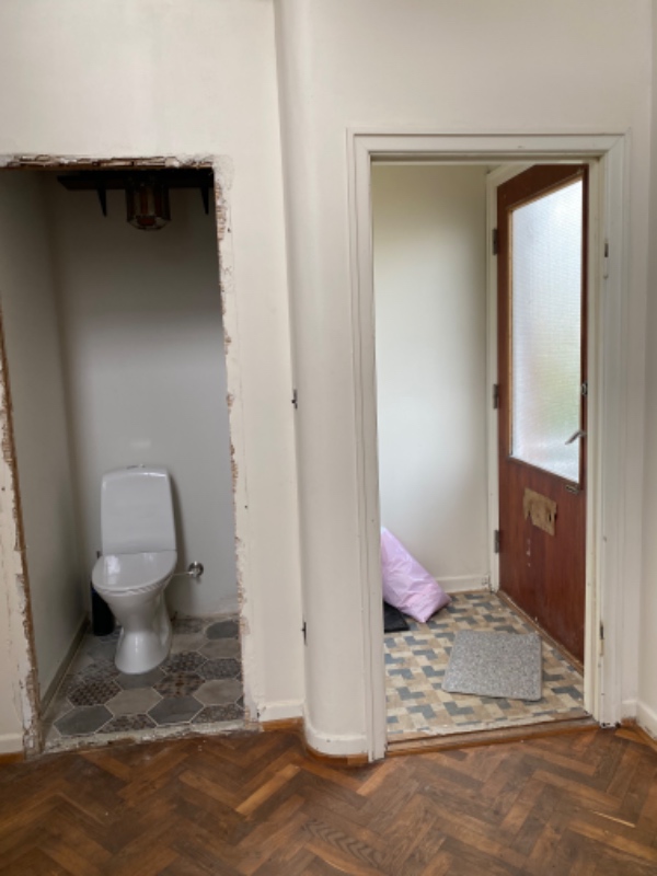 nedrivning af mur samt indsætning af ny dør