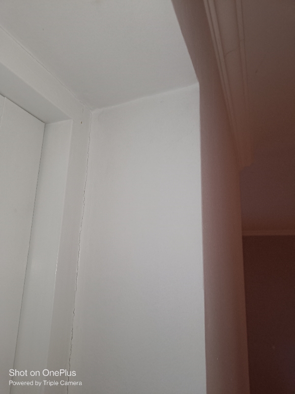 Nedtagning af løst puds samt pudses op igen fuge i vindue og bortkørsel af affald