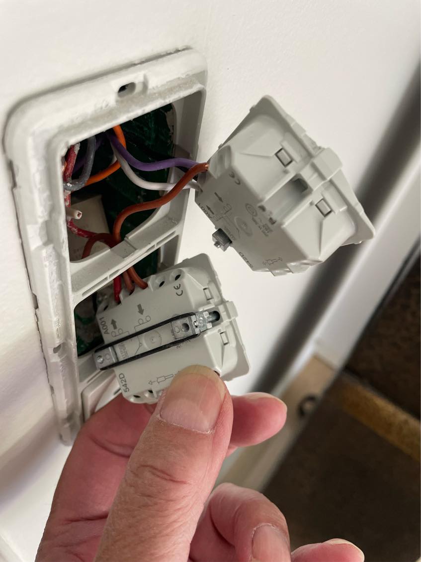 Tilslut 2 lysdæmpere hurtigst muligt