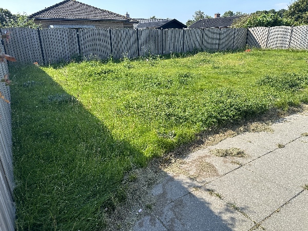 Slå 200kvm græs, fjerne ukrudt og afklip, fjerne ukrudt på flisearealer og bortkørsel af haveaffald