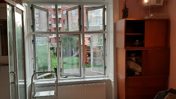 Maling af indvendige rammer om vinduesglasset