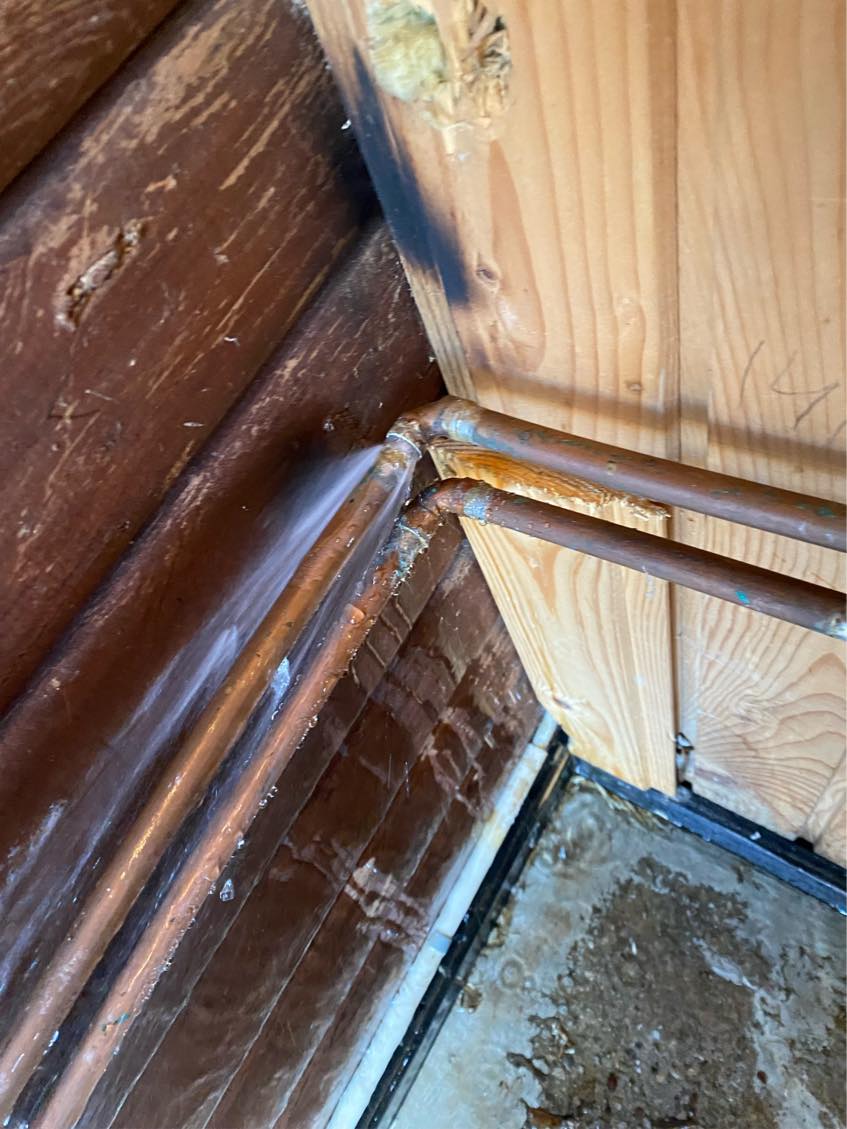 Der er et kobberrør i mit kolonihavehus der er sprunget læk i 2 samlinger.. så vandet løber ud