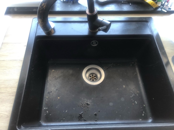 Monteret en ny køkkenvask