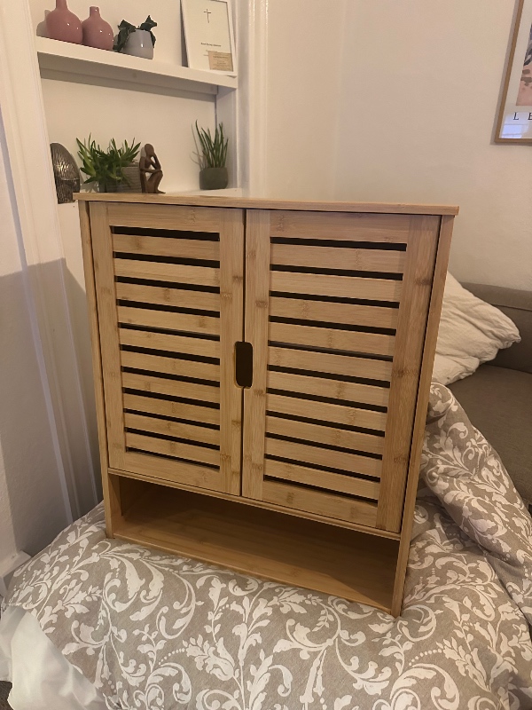 Montering af badeværelsesskab