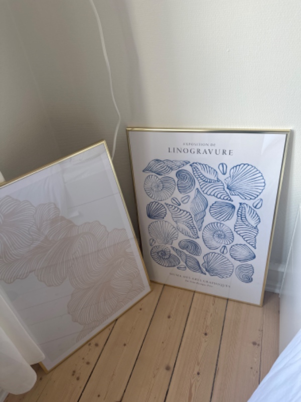 Opsætning g af koglen - lampe, samt ophæng af 5 billeder og fastsættelse af ledning langs dør